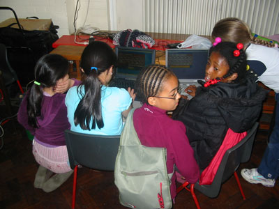 Pupils playing oware on the computer.