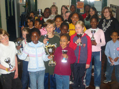 Gayhurst Teams pose with parents & teachers.